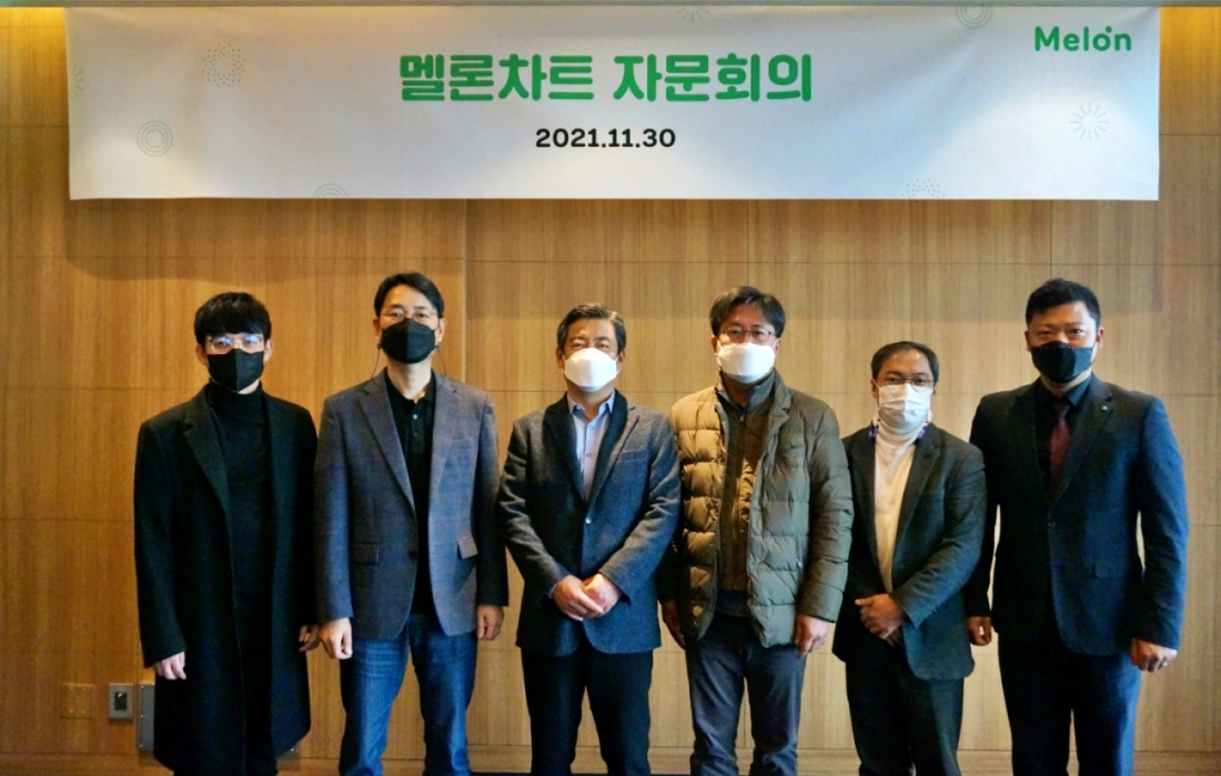 지난 달 30일 ‘멜론차트 자문회의’ 1차 회의에 참석한 최광호 한국음악콘텐츠협회 사무총장, 김민용 경희대 경영학과 교수, 이제욱 카카오엔터테인먼트 멜론부문 대표, 정진근 강원대 법학전문대학원 교수, 황신 한국콘텐츠진흥원 사회가치추진단 단장, 정훈 한국음악실연자연합회 사업국 국장 (좌측부터) [멜론 제공]