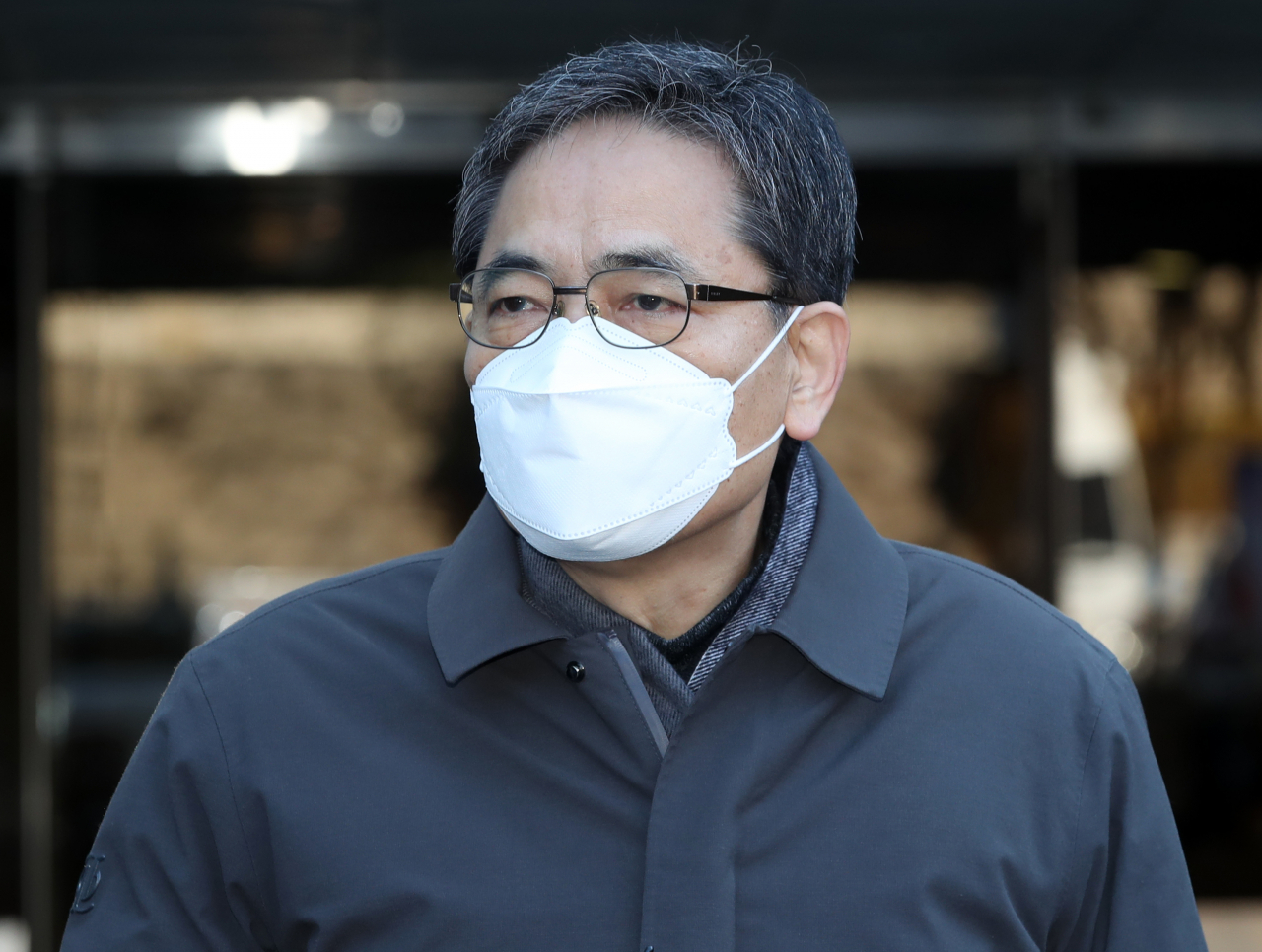 대장동 개발업자들에게 도움을 주고 아들을 통해 50억원의 금품을 받았다는 의혹이 제기된 곽상도 전 국민의힘 의원이 1일 오전 서울 서초구 서울중앙지법에서 열린 구속 전 피의자 심문(영장실질심사)에 출석한 뒤 법정을 나서며 취재진 질문에 답하고 있다.[연합]