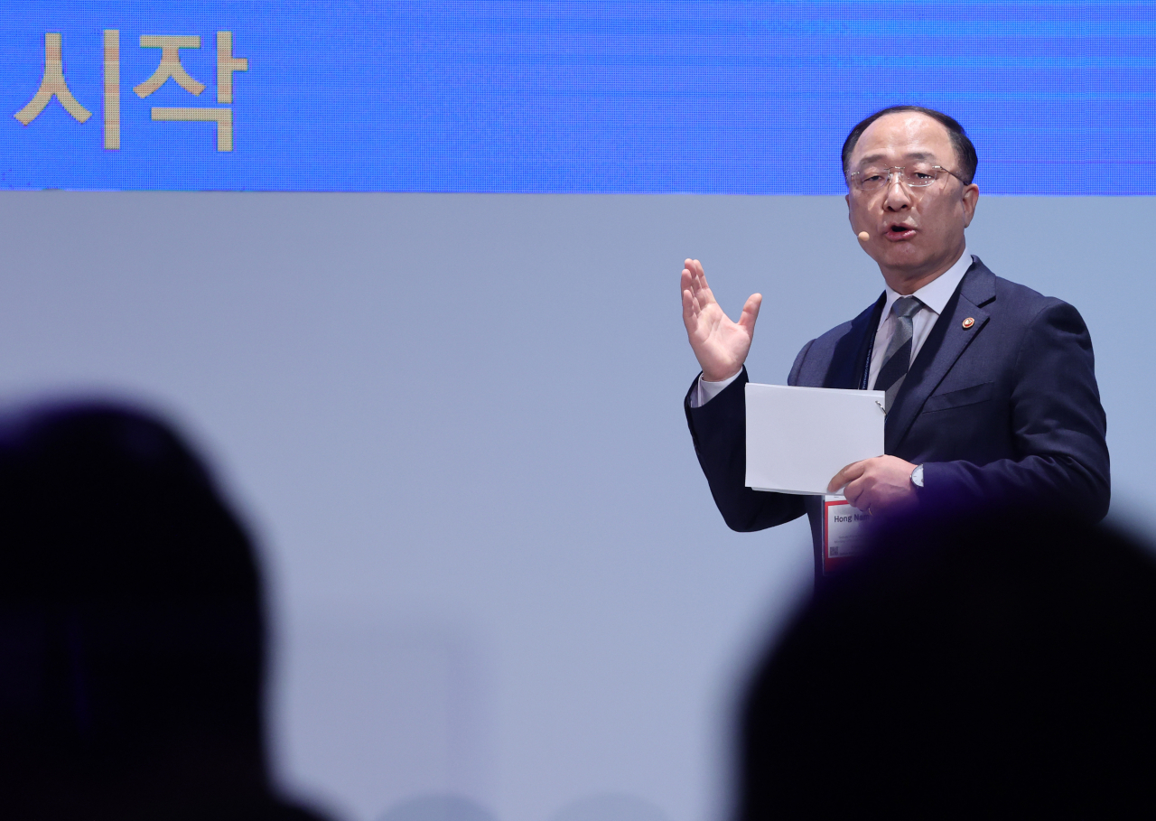 홍남기 경제부총리 겸 기획재정부 장관이 1일 오전 서울 광진구 그랜드워커힐 호텔에서 열린 제33차 세계협동조합대회 개회식에서 사회적경제 성과 발표를 하고 있다. 홍남기 부총리 겸 기획재정부 장관은 2일 “11월 소비자물가는 석유류, 외식·가공식품, 채소류 가격상승 등으로 10월에 비해 오름폭이 확대될 것으로 예상된다”면서도 “전세계적 물가 오름세 속 우리는 주요국 대비 낮은 수준으로 12월엔 국제유가 상승세 진정, 유류세 인하효과, 김장 조기종료 등으로 상승폭이 둔화할 전망”이라고 말했다.홍 부총리는 2일 정부서울청사에서 열린 비상경제 중앙대책본부회의에서 이같이 밝혔다. [연합]