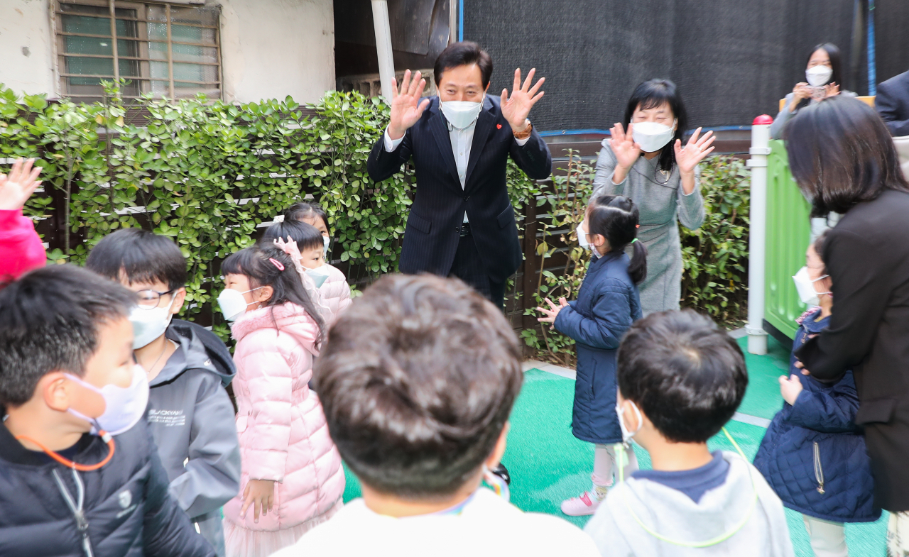 오세훈 서울시장이 지난달 ‘서울형 공유어린이집’으로 운영중인 영등포구 양평동 늘해랑어린이집을 찾아 어린이들과 인사를 나누고 있다. [연합]