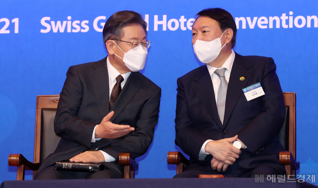 더불어민주당 이재명 대선 후보와 국민의힘 윤석열 대선 후보가 2일 서울 서대문구 스위스그랜드호텔 컨벤션센터에서 열린 제53회 대한민국 국가조찬기도회에 참석해 대화하고 있다. [사진=이상섭 기자/babtong@heraldcorp.com]