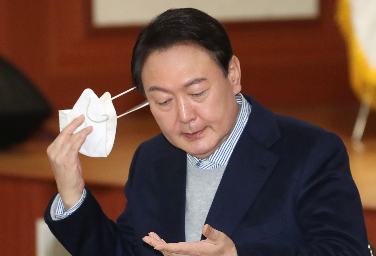 윤석열 국민의힘 대선 후보가 1일 오후 충남 천안시 서북구 충남북부상공회의소에서 열린 기업인 간담회에서 인사말을 하기 전 양해를 구하며 마스크를 벗고 있다. 비선거운동 기간에는 마이크를 사용할 수 없어 윤 후보는 이날 마이크 없이 발언했다. [연합]