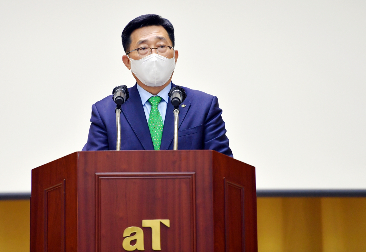 김춘진 한국농수산식품유통공사 사장이 1일 전남 나주 본사에서 진행된 창립 54주년 온라인 기념식에서 기념사를 하고있다. [한국농수산식품유통공사 제공]