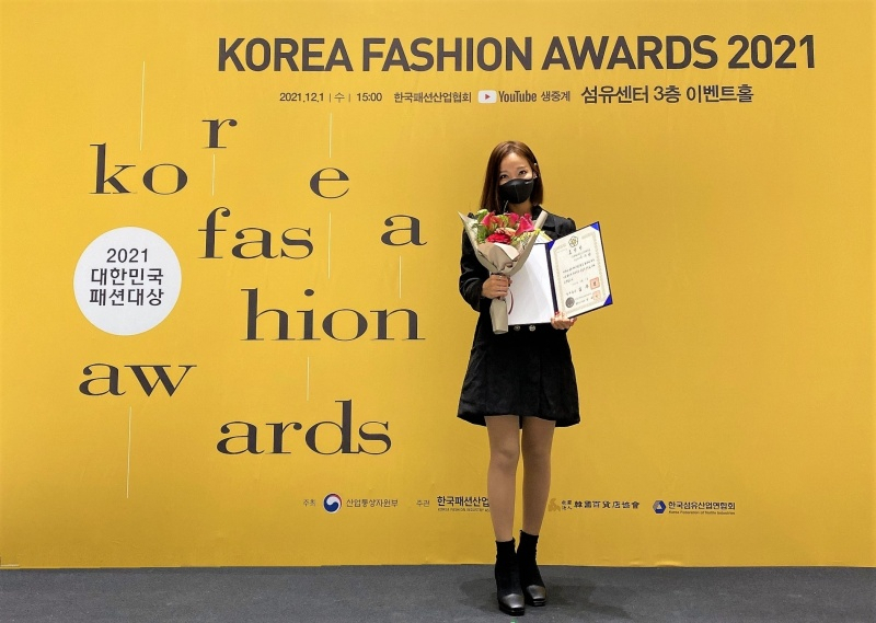 브랜드엑스코퍼레이션에서 젝시믹스 대표를 맡고 있는 이수연 대표가 지난 1일 서울 대치동 섬유센터에서 열린 '2021 대한민국 패션대상' 시상식에서 국무총리 표창을 받은 후 기념 촬영을 하고 있다. [브랜드엑스코퍼레이션 제공]