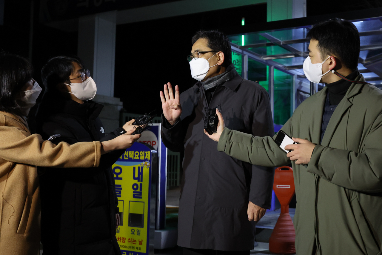 대장동 개발업자들에게 도움을 주고 아들을 통해 거액을 받았다는 의혹이 제기된 국민의힘 출신 곽상도 전 의원이 2일 새벽 구속영장이 기각되자 서울구치소에서 나와 취재진의 질문에 답하고 있다. [연합]