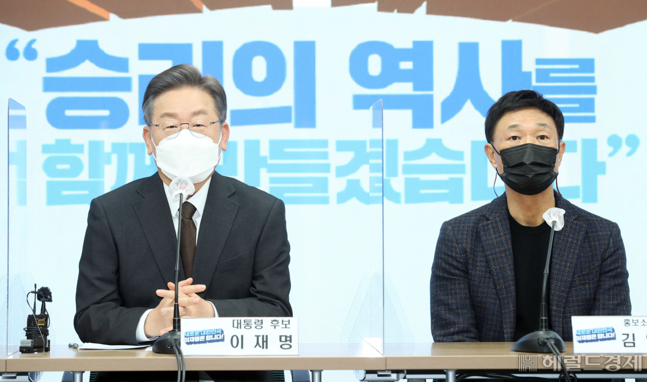 [헤럴드경제=이상섭 기자] 이재명(왼쪽) 더불어민주당 대통령 후보가 2일 오전 서울 여의도 더불어민주당 당사에서 열린 영입 인사 및 선대위 본부장단 임명 발표에서 인사말을 하고 있다. 오른쪽은 김영희 홍보소통본부장.