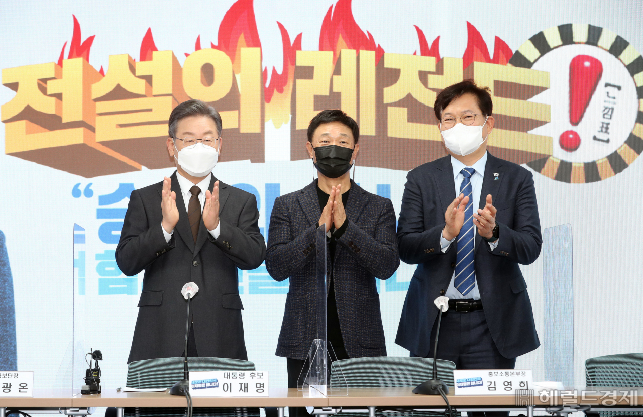 이재명(왼쪽) 더불어민주당 대선후보가 2일 오전 서울 여의도 더불어민주당 당사에서 홍보소통본부장으로 영입한 김영희(가운데) 전 MBC 부사장과 기념촬영을 하고 있다. 오른쪽은 송영길 공동상임선대위원장. [이상섭 기자]
