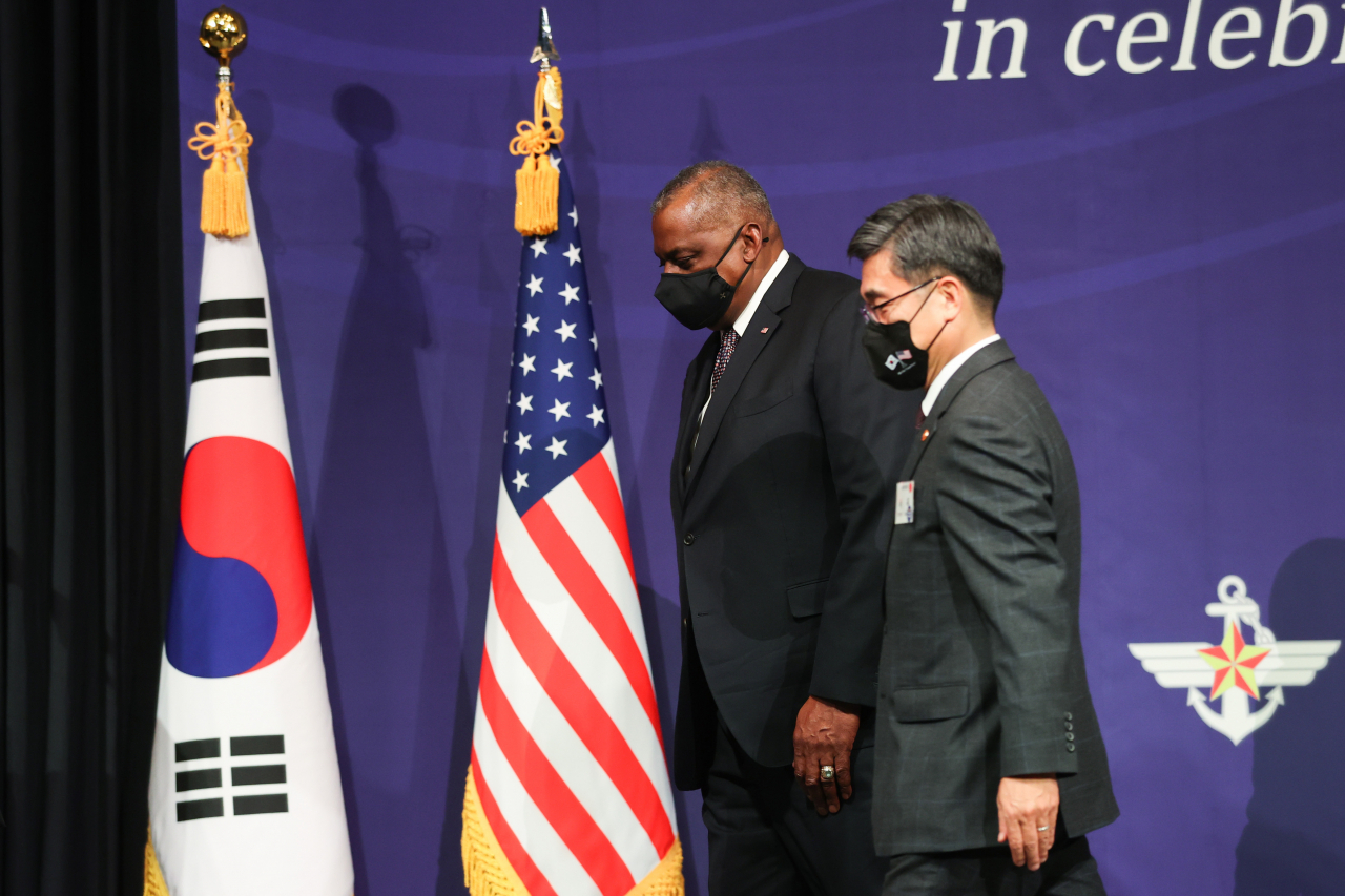 서욱 국방부 장관은 2일 방한중인 로이드 오스틴 미 국방장관과 제53차 한미안보협의회(SCM)를 갖는다. 서 장관과 오스틴 장관이 전날 한미동맹재단이 주관한 ‘제6회 한미동맹의 밤’ 행사에 참석해 환영사를 한 뒤 이동중이다. [연합]