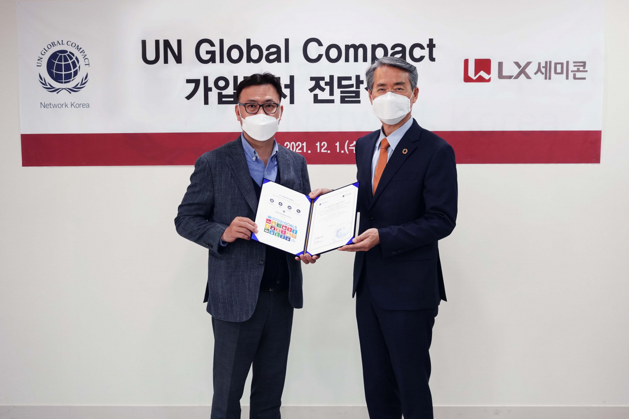 홍민석 LX세미콘 CHO(왼쪽)와 권춘택 UNGC 한국협회 사무총장이 지난 1일 서울 중구 UNGC 한국협회 사무국에서 가입 증서 전달식을 마친후 기념촬영을 하고 있다. [LX세미콘 제공]