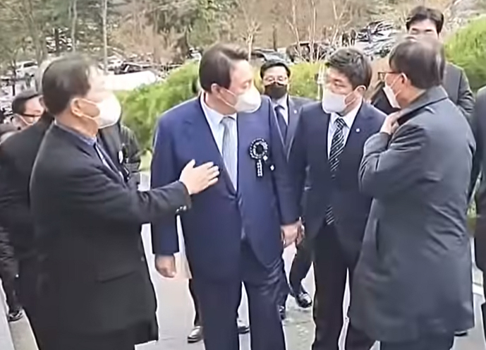 1일 온라인 상에 ‘윤석열 욕설’이라는 제목으로 퍼진 영상. 윤 후보 측은 사실과 다르다고 반박했다. [유튜브 캡처]