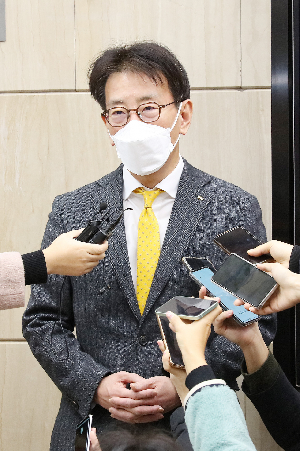 차기 국민은행장으로 내정된 이재근 현 영업그룹 이사부행장이 서울 여의도 KB금융 본사에서 출근길에 기자들과 만나 답하고 있다.