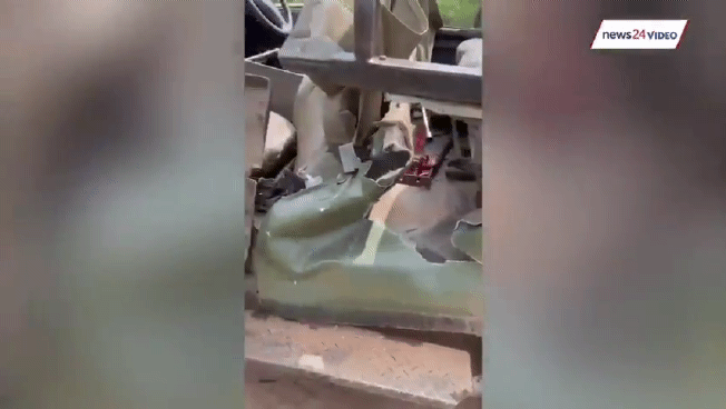 수컷 코끼리의 습격으로 종잇장처럼 찢어진 사파리 차량 [뉴스24 캡처]
