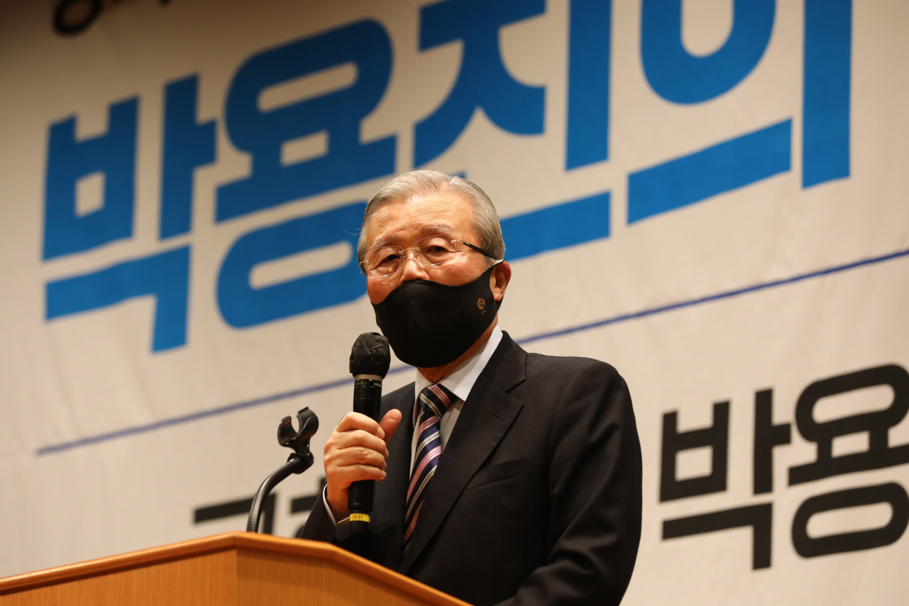 국민의힘 김종인 전 비상대책위원장이 1일 서울 종로 교보빌딩 컨벤션홀에서 열린 더불어민주당 박용진 의원의 '정치혁명' 출판기념회에서 축사를 하고 있다. [연합뉴스]