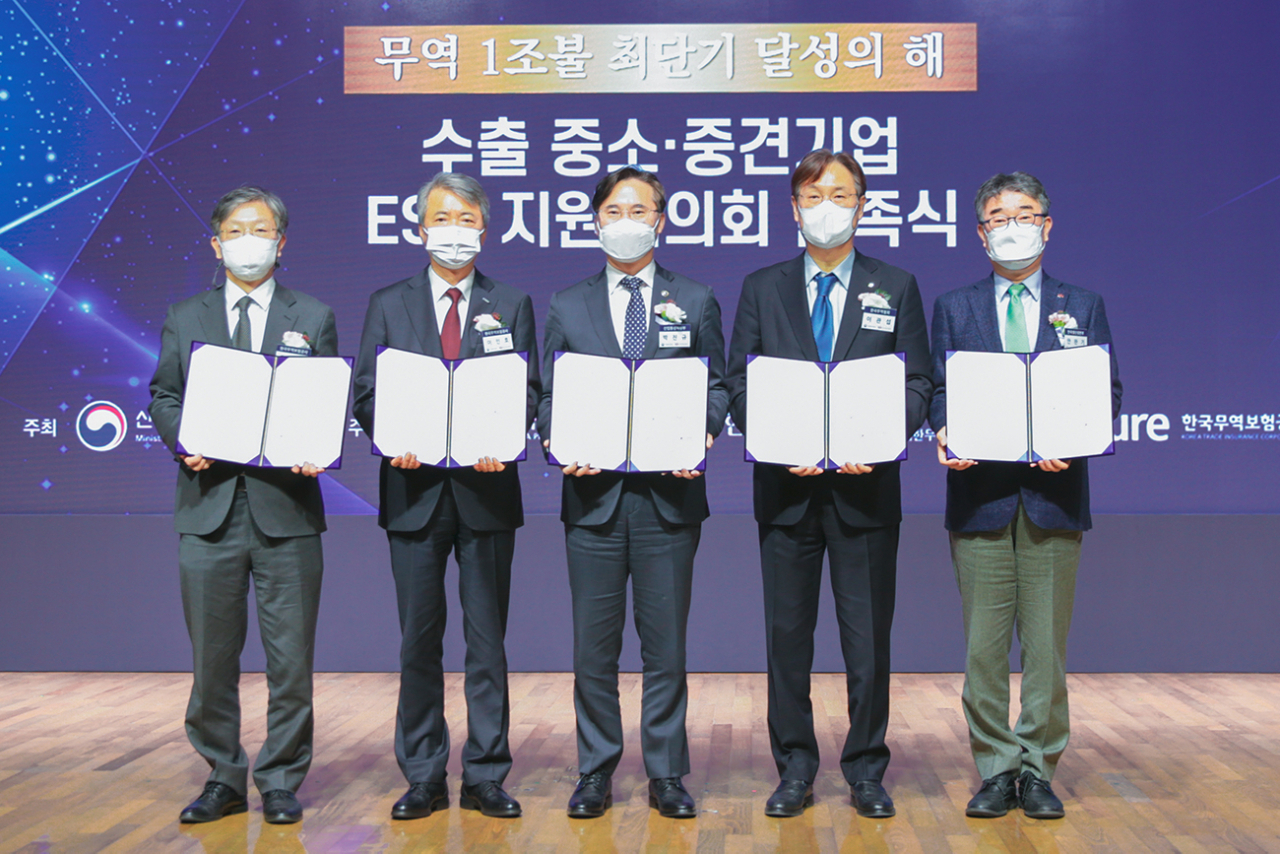 이인호(왼쪽 두번째) 한국무역보험공사 사장과 박진규(가운데) 산업통상자원부 제1차관이 1일 서울 중구 대한상공회의소에서 열린 '수출 중소·중견기업 ESG 지원협의회 발족식'에서 기념촬영을 하고 있다. [한국무역보험공사 제공]