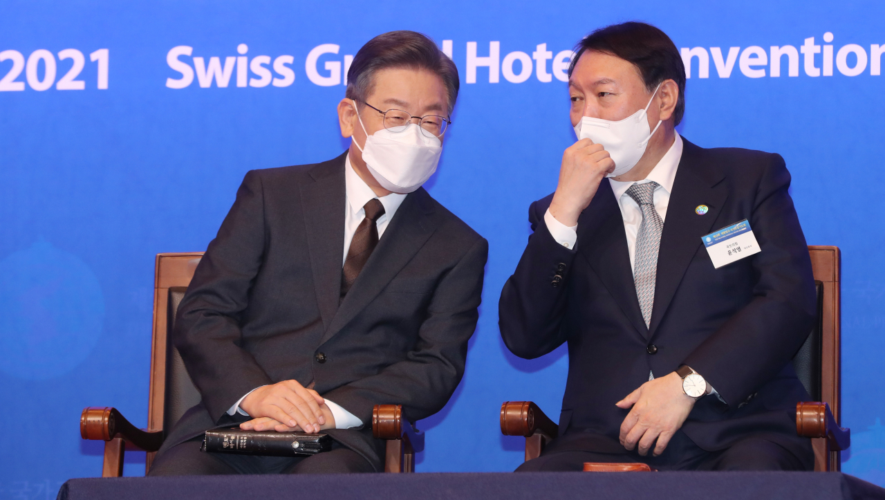더불어민주당 이재명 대선 후보와 국민의힘 윤석열 대선 후보가 2일 오전 서울 서대문구 스위스그랜드호텔 컨벤션센터에서 열린 제53회 대한민국 국가조찬기도회에 참석해 대화하고 있다. 연합뉴스