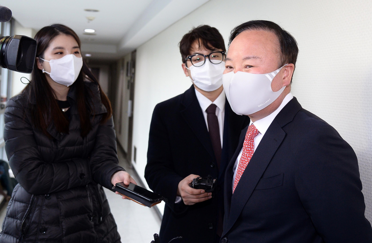 김재원 국민의힘 최고위원이 24일 오후 서울 종로구 김종인 전 국민의힘 비대위원장의 사무실로 들어서며 취재진의 질문을 받고 있다. [국회사진기자단]