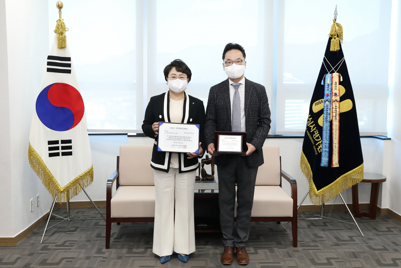 김선민 건강보험심사평가원장(왼쪽)이 한국서비스경영학회와 한국혁신연구원이 공동주관하는 ‘2021 안전혁신대상’ 공공의료안전서비스 부문 대상을 수상한 후 기념사진을 찍고 있다. 심평원은 3년 연속 대상을 받았다. [건강보험심사평가원 제공]