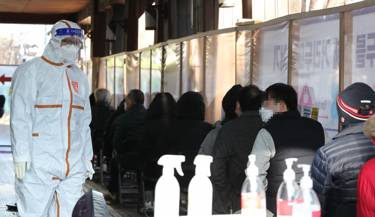 지난 1일 오전 서울 송파구 송파보건소 신종 코로나바이러스 감염증(코로나19) 선별진료소에서 의료진이 검사를 받기 위해 대기하는 시민을 안내하고 있다. [연합]