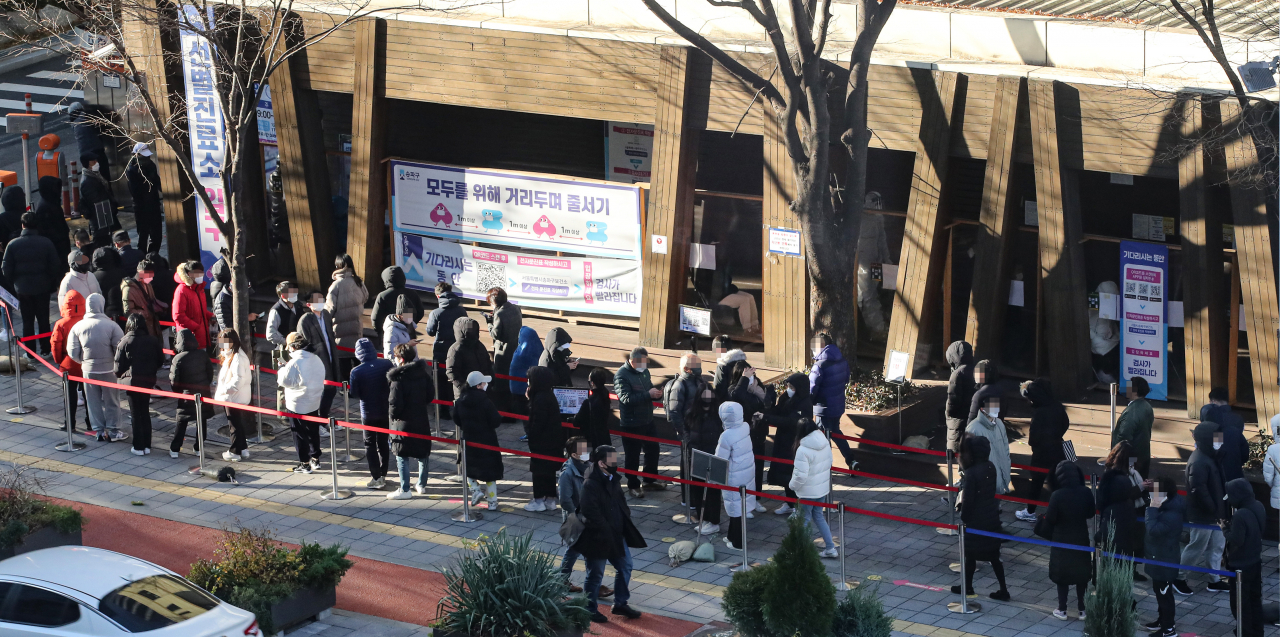 1일 오전 서울 송파구 송파보건소 신종 코로나바이러스 감염증(코로나19) 선별진료소에서 시민들이 검사를 받기 위해 대기하고 있다. [연합]