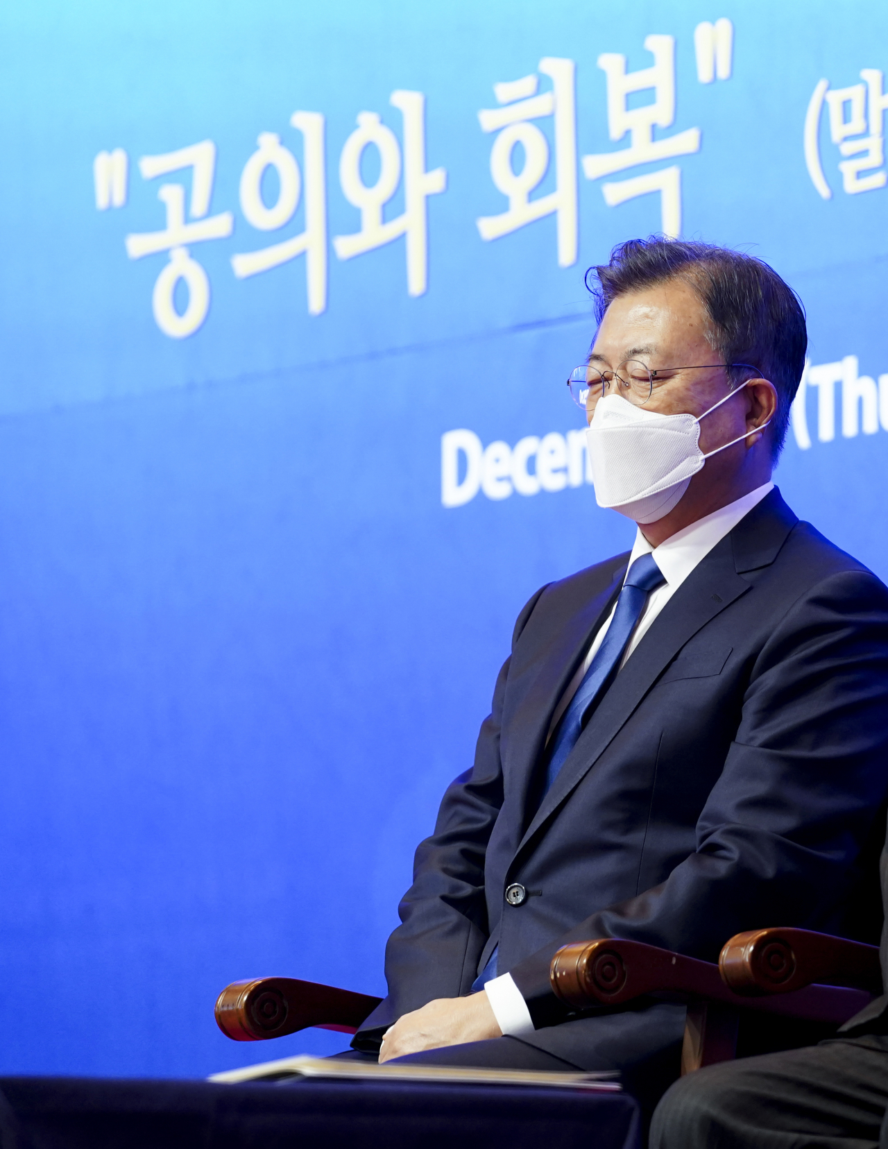 문재인 대통령이 2일 서울 서대문구 스위스그랜드호텔에서 열린 국가조찬기도회에 참석, 기도하고 있다. 연합뉴스
