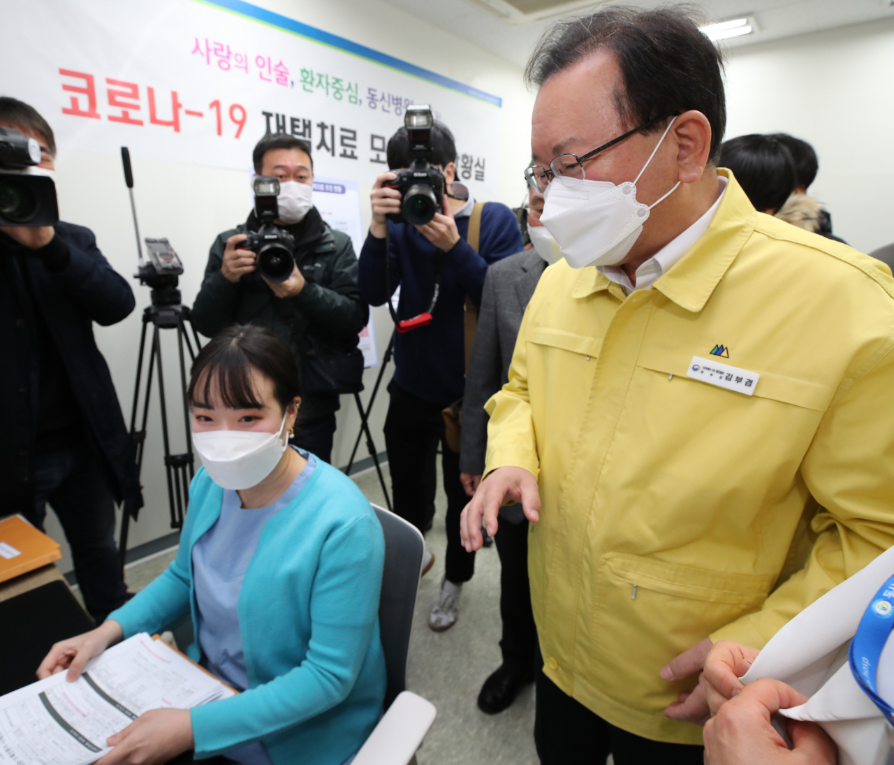 김부겸 국무총리가 2일 오전 코로나19 재택치료 관리의료기관인 서울 서대문구 동신병원을 방문해 재택 치료를 전담하는 의료진을 격려하고 있다. [연합]
