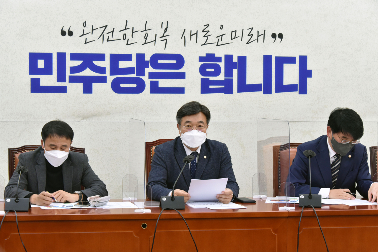 윤호중 더불어민주당 원내대표가 2일 서울 여의도 국회에서 열린 정책조정회의를 주재하고 있다. [이상섭 기자]
