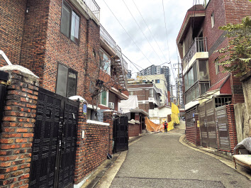 서울 마포구 대흥동 대흥5구역 일대의 모습. 골목길 끝으로 빌라 신축공사가 진행되고 있다.
