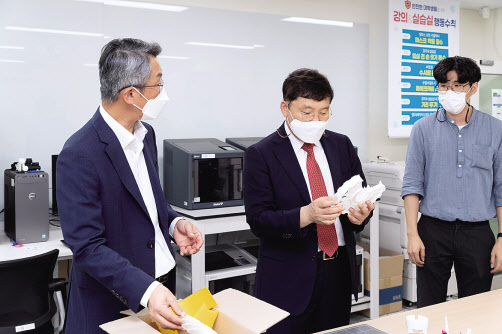 윤상흠 한국디자인진흥원장(가운데)이 신기술융합디자인 인력양성사업 참여 대학인 한국산업기술대를 방문해 시제품을 살펴보고 있다.[KIDP 제공]