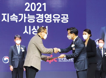 지난 1일 열린 2021지속가능경영유공 시상식에서 정길근(왼쪽) CJ제일제당 지속가능경영담당 부사장이 종합 ESG 부문 산업통상자원부 장관 표창을 수여받고 있다. [CJ제일제당 제공]