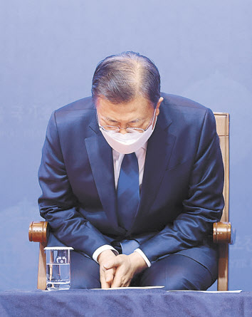 문재인 대통령(사진 아래쪽)과 더불어민주당 이재명·국민의힘 윤석열 대선 후보가 2일 오전 서울 서대문구 스위스그랜드호텔에서 열린 제 53회 국가조찬기도회에 참석했다. 이 후보와 윤 후보는 문 대통령보다 조금 일찍 행사장을 찾아 나란히 앉은 채 기도했다. 문 대통령은 두 후보가 떠난 뒤 도착해 만남은 불발됐다. 이상섭 기자·[연합]
