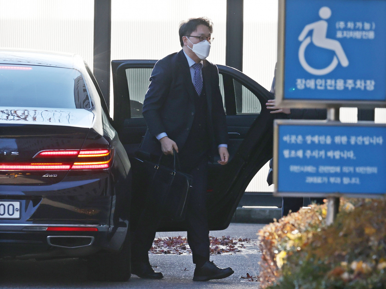 지난 1일 오전 김진욱 고위공직자범죄수사처장이 정부과천청사 내 공수처로 출근하고 있다. [연합]