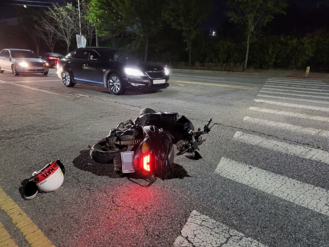 오토바이 뺑소니 사고 현장 사진. [연합]