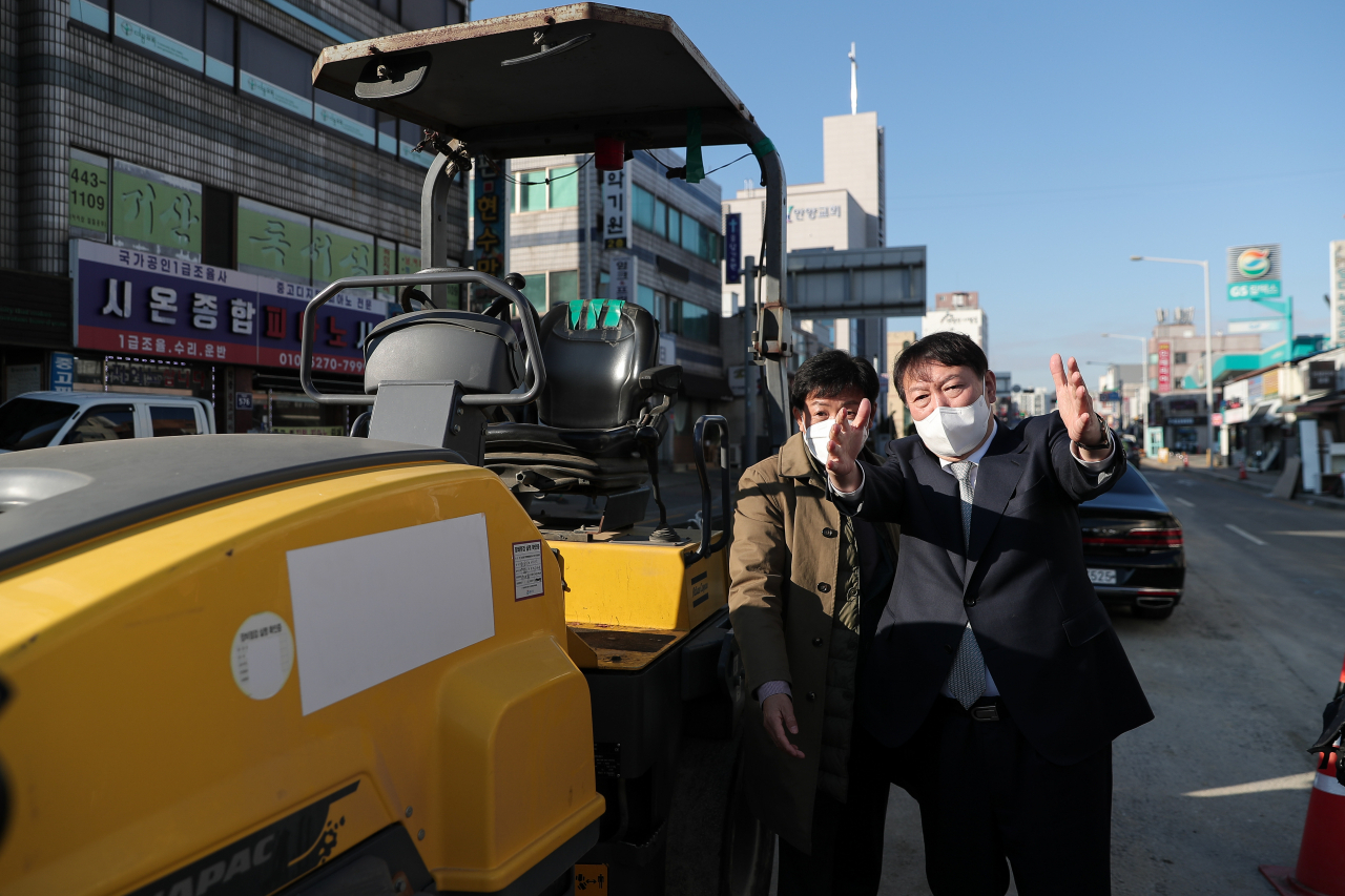 윤석열 국민의힘 대선후보는 2일 근로자 3명이 사고로 사망한 경기 안양시의 한 도로포장 공사장을 긴급 방문했다. [연합]
