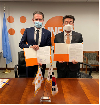 류근관 통계청장(오른쪽)과 이브 페터슨 유엔인구기금(UNFPA) 부총재가 11월 29일(현지시간) 미국 뉴욕 유엔인구기금 본부에서 '개발도상국 인구센서스 작성 역량 강화에 관한 양기간 협력 양해각서(MOU)를 체결 후 기념촬영을 하고 있다. [통계청 제공]