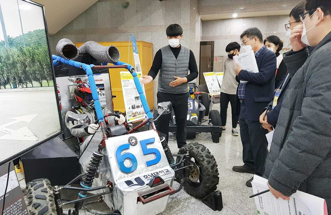 호남대 4차산업혁명 혁신선도대학사업단(단장 정대원)은 지난달 30일부터 이틀간 중앙도서관 1층 국제회의실에서 경진대회를 갖고 48개 수상 작품에 대한 시상식을 가졌다.