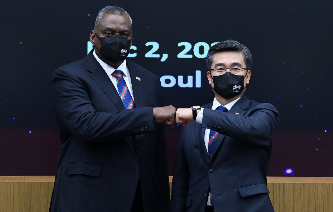 서욱 국방부 장관(오른쪽)과 로이드 오스틴 미국 국방부 장관은 2일 오전 서울 용산구 국방부 대회의실에서 제53차 한미안보협의회의(SCM)를 가졌다. [연합]