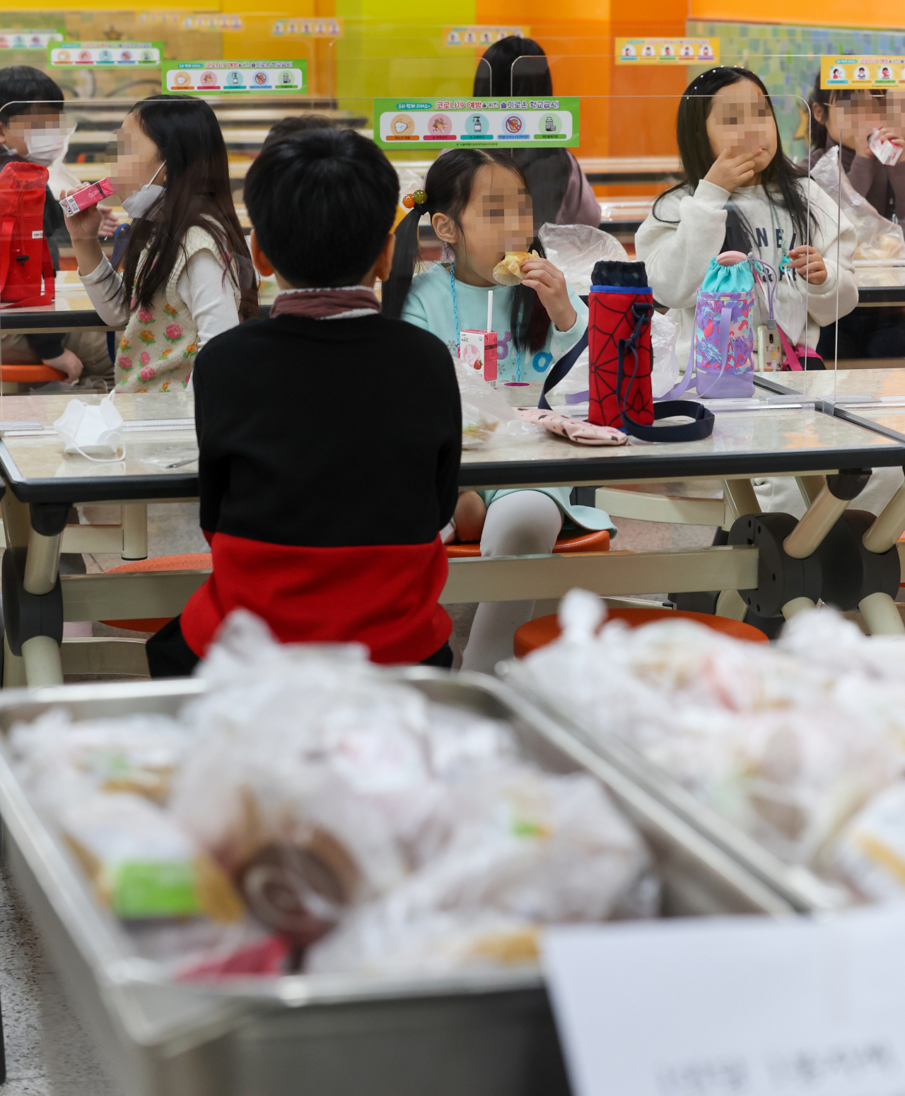 2일 서울 마포구 아현초등학교 급식실에서 학생들이 빵과 우유 등 대체 급식을 먹고 있다. 학교 비정규직 노동자들로 구성된 전국학교비정규직연대회의는 임금인상과 비정규직 차별 해소 등을 요구하며 2일 하루 동안 총파업을 벌였다. [연합]