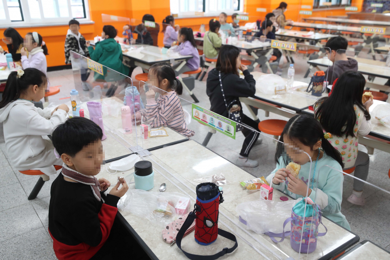 2일 서울 마포구 아현초등학교 급식실에서 학생들이 빵과 우유 등 대체 급식을 먹고 있다. 학교 비정규직 노동자들로 구성된 전국학교비정규직연대회의는 임금인상과 비정규직 차별 해소 등을 요구하며 2일 하루 동안 총파업을 벌였다. [연합]