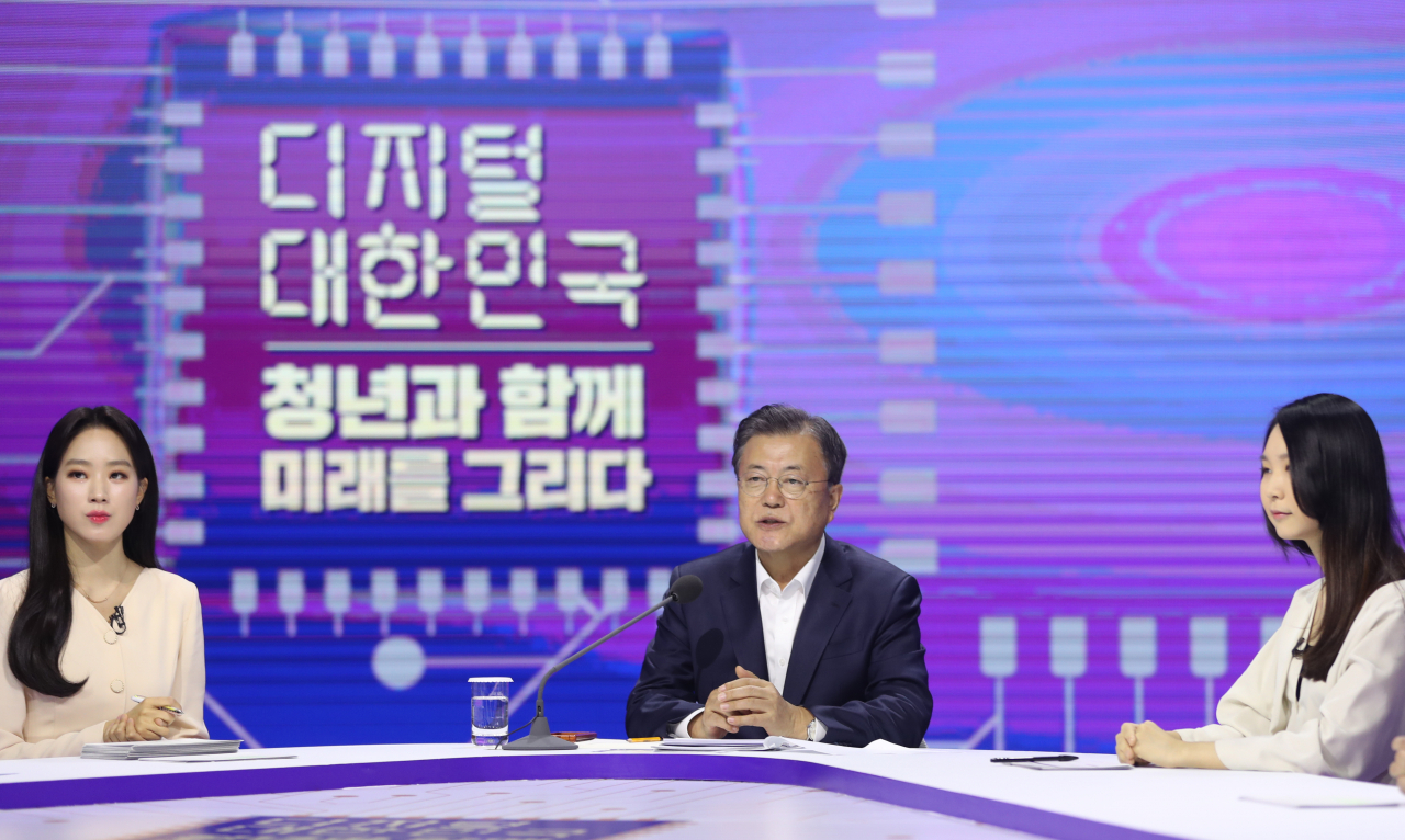 문재인 대통령이 2일 서울 마포구 상암동 누리꿈스퀘어에서 열린 디지털 대한민국 '청년과 함께 미래를 그리다' 행사에서 디지털 인재 양성 강화 방안 등을 설명하고 있다.. [연합]