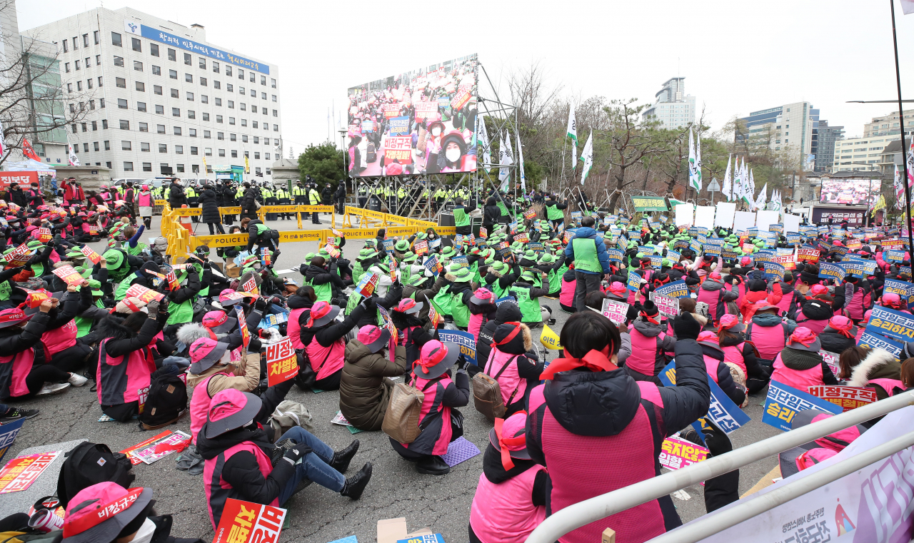 2일 오후 서울 종로구 서울시교육청 앞에서 '전국학교비정규직연대회의 2차 총파업대회'가 열리고 있다. [연합]