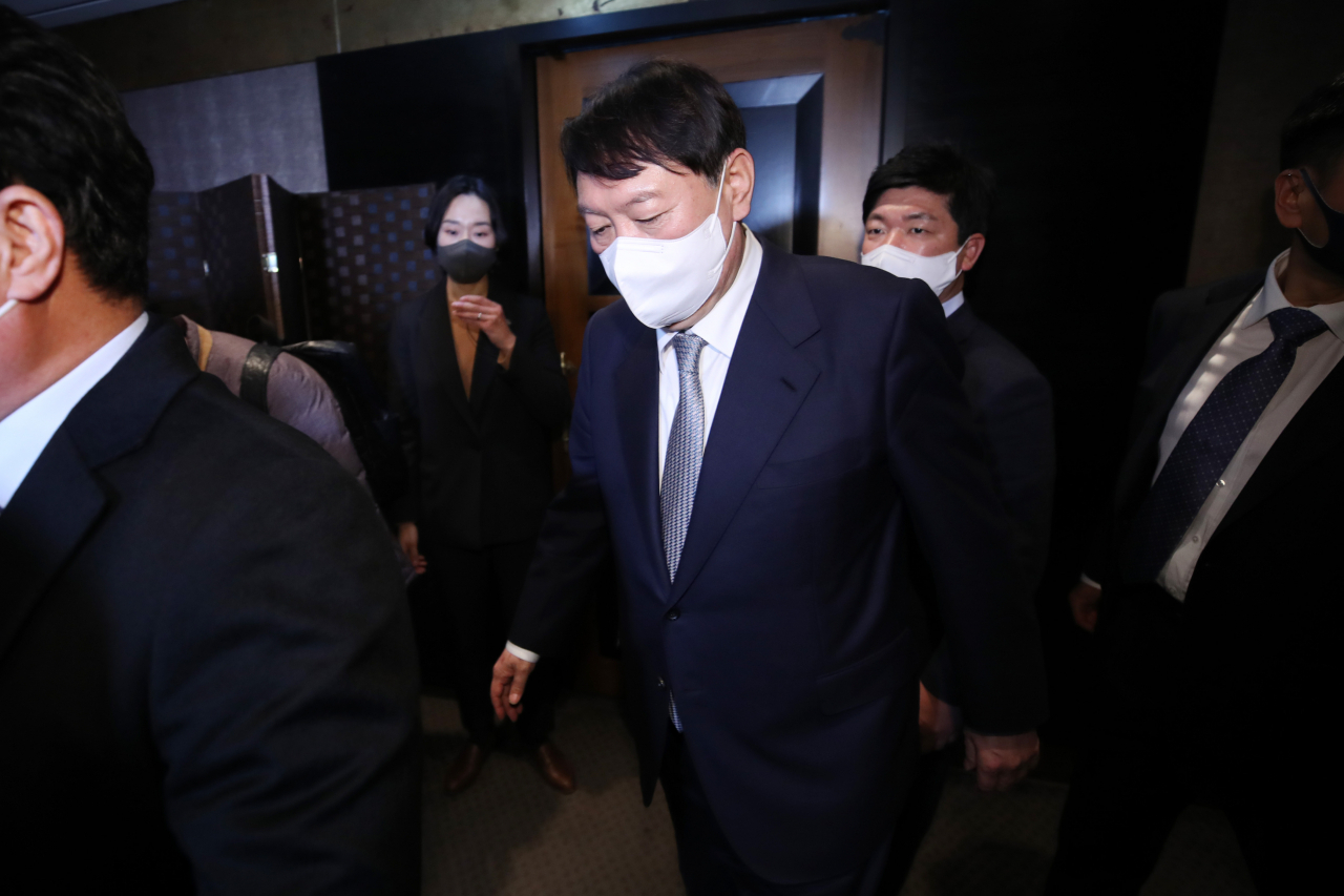 윤석열 국민의힘 대선 후보가 2일 서울 여의도 한 식당에서 지인과의 오찬을 위해 식당을 찾은 김종인 전 비상대책위원장을 인사차 잠시 방문한 뒤 식당을 나서고 있다.[국회사진기자단]