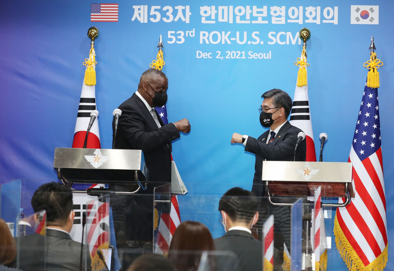 서욱 국방장관과 방한중인 로이드 오스틴 미국 국방장관이 2일 서울 용산 국방부 청사에서 제53차 한미 안보협의회의(SCM) 공동기자회견을 마치고 주먹인사를 나누고 있다. [연합]