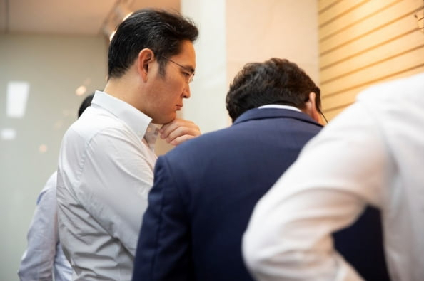 이재용 삼성전자 부회장이 2019년 충남 아산에 있는 삼성디스플레이 사업장을 방문해 중소형 OLED 디스플레이의 기능에 대한 설명을 듣고 있다. [삼성전자 제공]