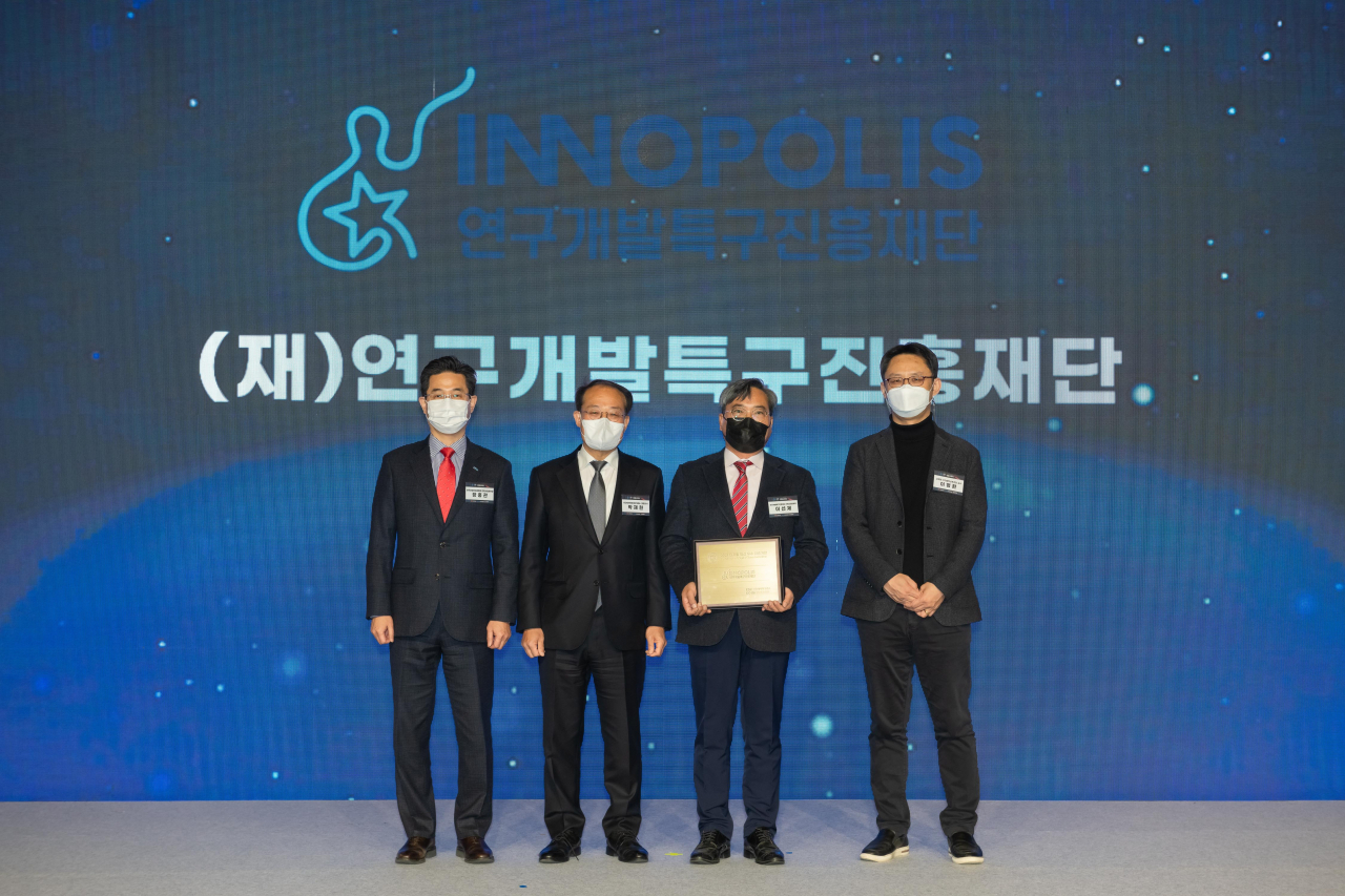 디지털혁신(DX) 인증수여식 모습. 왼쪽부터 장홍관 한국산업지능화협회 전략사업본부장, 박재현 KDX한국데이터거래소 대표이사, 이선제 연구개발특구진흥재단 기획조정본부장, 이영환 고려대 디지털혁신추진단 교수.[특구진흥재단 제공]