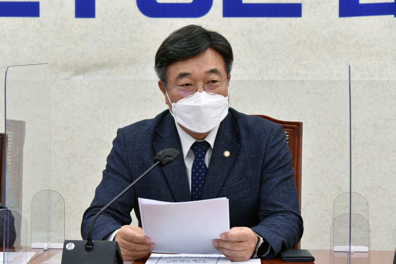 윤호중 더불어민주당 원내대표가 2일 서울 여의도 국회에서 열린 정책조정회의를 주재하고 있다. [국회사진기자단]