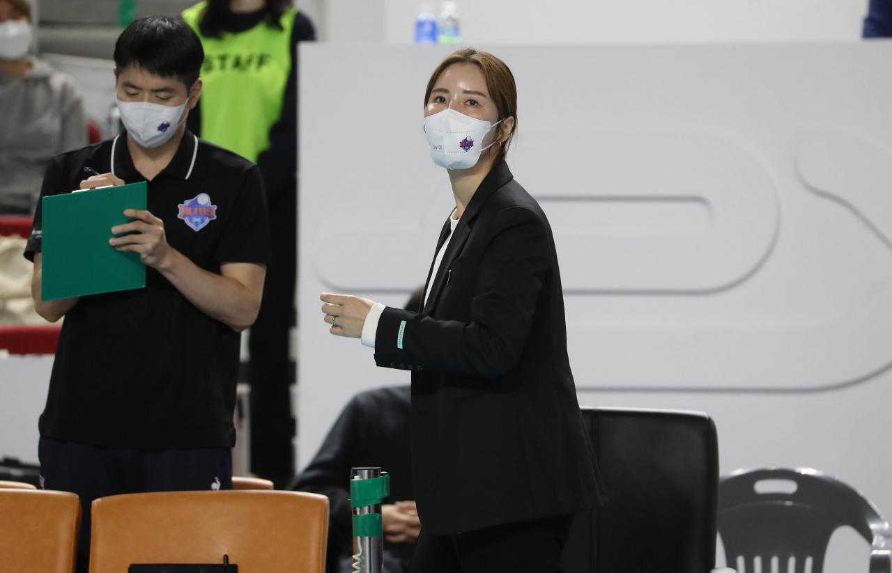 김사니 IBK기업은행 감독대행이 2일 김천체육관에서 열린 2021-2022 V리그 한국도로공사전을 앞두고 코트를 응시하고 있다. 김 감독대행은 이 경기를 끝으로 사퇴한다고 밝혔다. [연합]