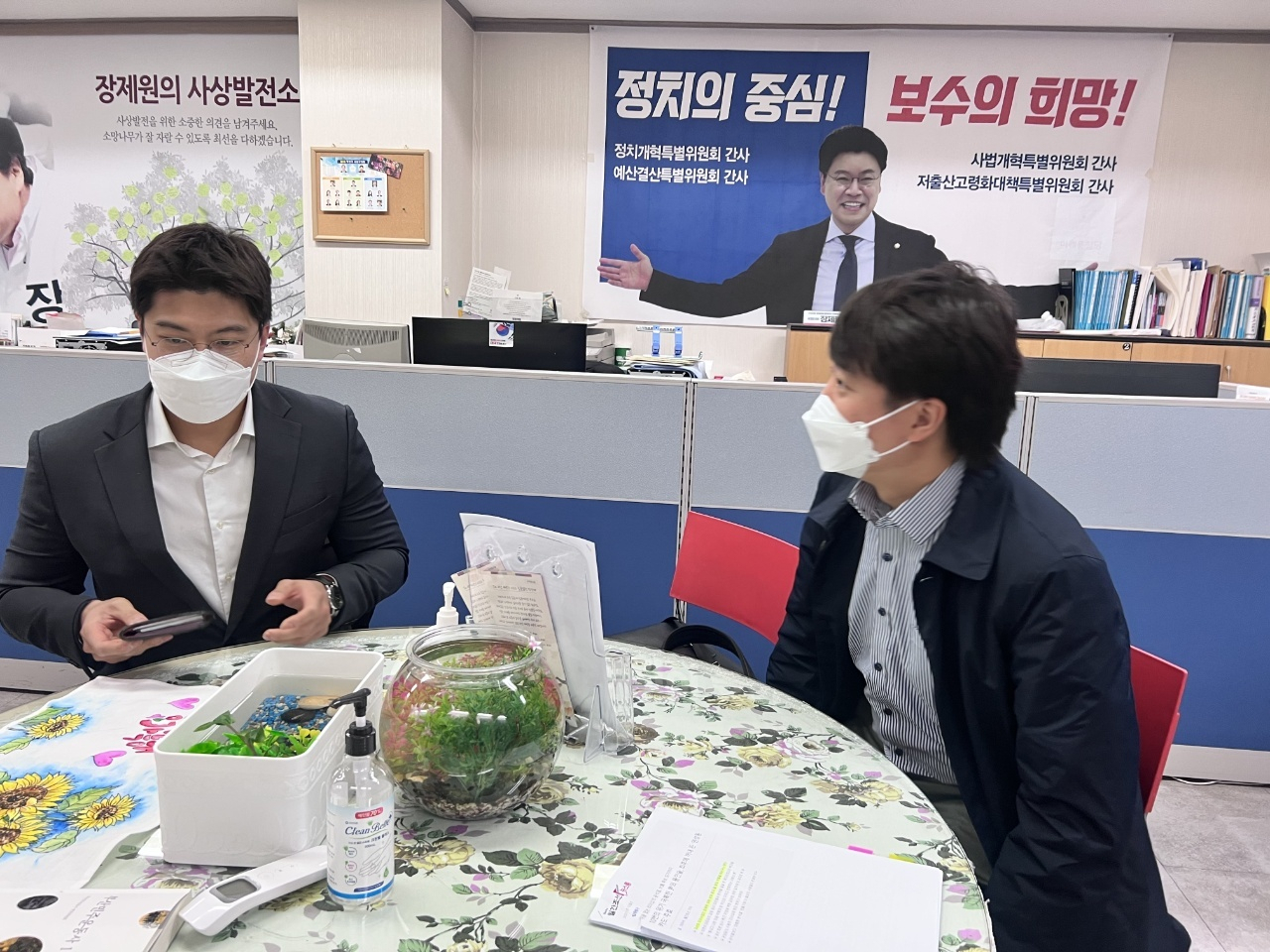 이준석 국민의힘 대표(오른쪽)가 1일 오전 장제원 의원 지역구인 부산 사상구 당원협의회 사무실을 방문하고 있다. [연합]