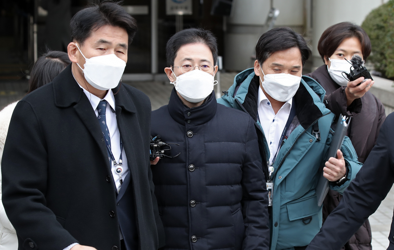 손준성 대구고검 인권보호관이 2일 오후 서울 서초구 서울중앙지법에서 영장심사를 마친 뒤 건물을 나서고 있다. [연합]