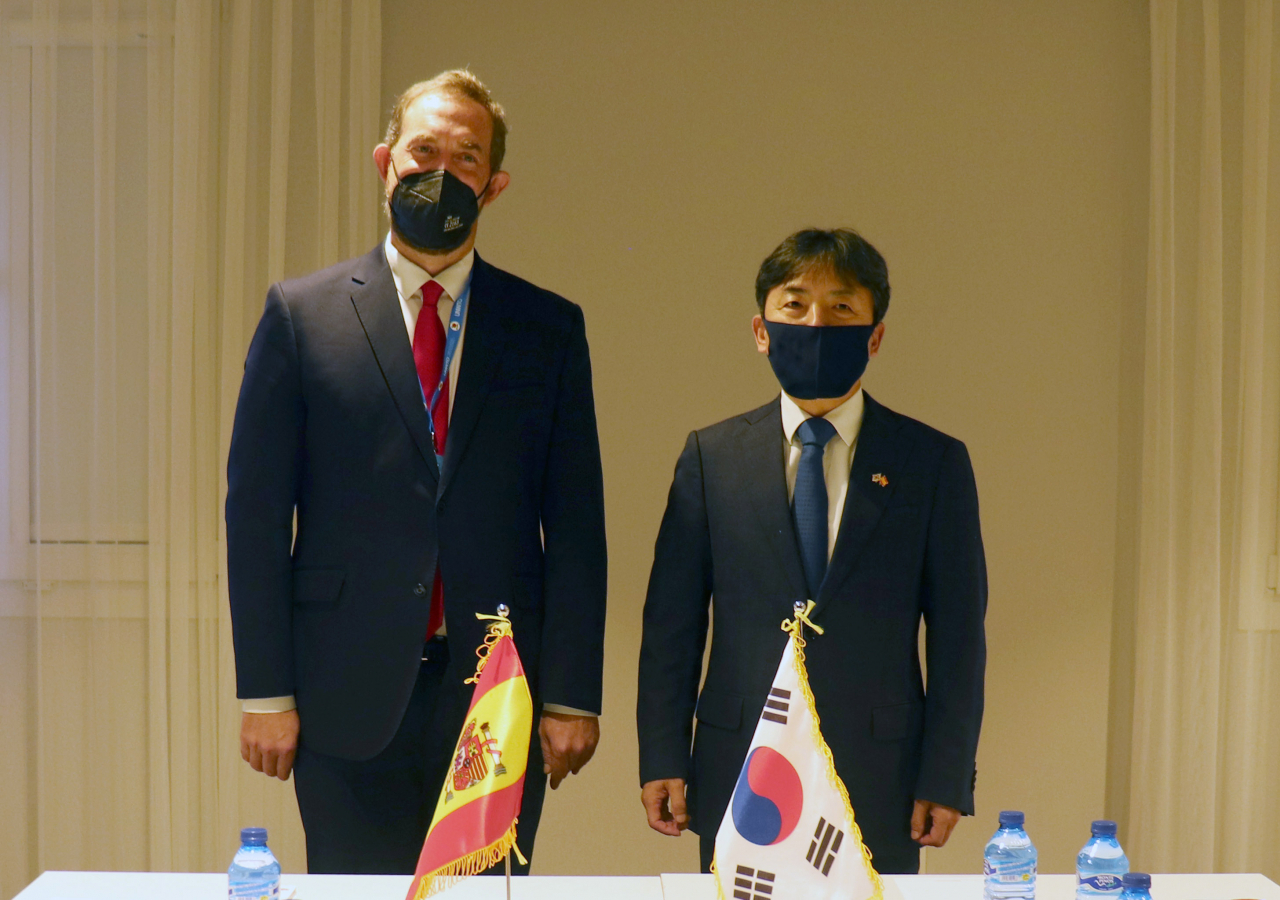 관광교류 활성화를 약속한뒤 포즈를 취하고 있는 스페인 산업통상관광부 페르난도 발데스 베렐스트 관광차관과 김정배 차관.