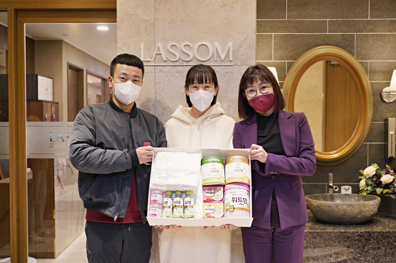 롯데푸드가 국내에서 34년만에 태어난 다섯 쌍둥이 가족에 필요한 영유아식 전부와 이유식 등을 지원한다. [롯데푸드 제공]